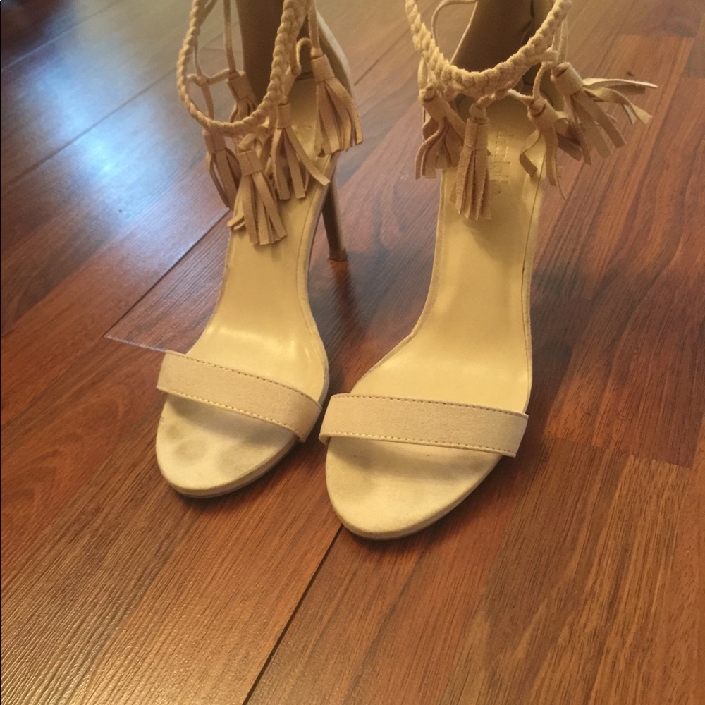 Nude fringe heel
